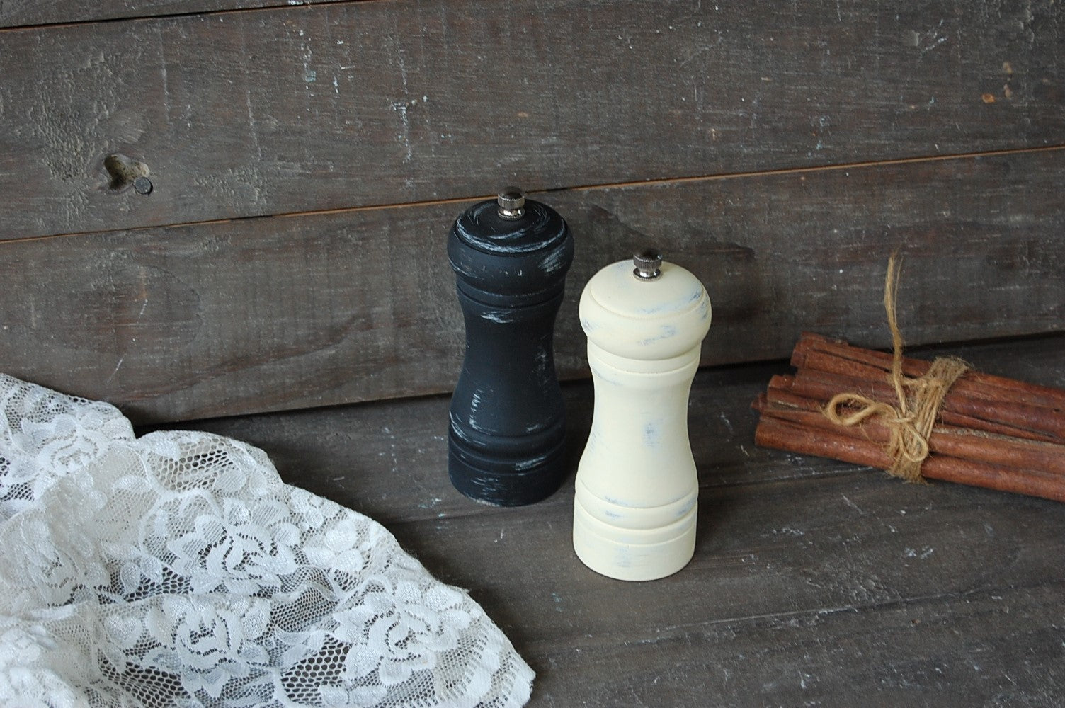 Black & ivory grinder set - The Vintage Artistry