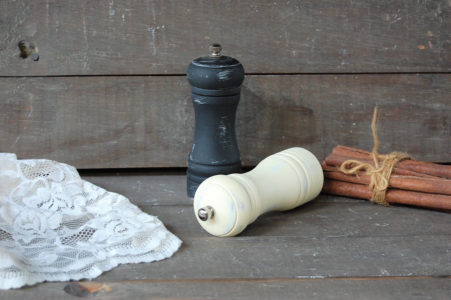 Black & ivory grinder set - The Vintage Artistry
